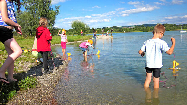 An jeder fünften deutschen Badeseen-Messstelle im Flachwasser hat der ADAC Gesundheitsrisiken für Kinder festgestellt.