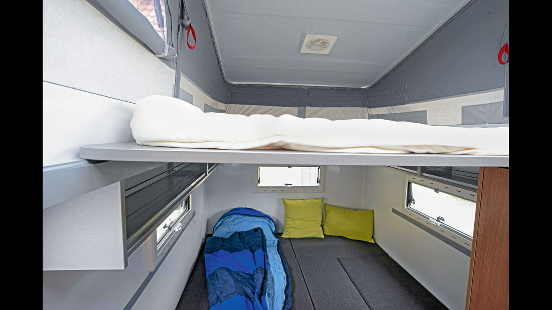 Aufstelldach schafft Stehhöhe und zwei weitere Schlafplätze beim Expeditions-Caravan von Lapp