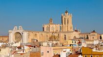 Blick auf Dächer und Kathedrale von Tarragona.
