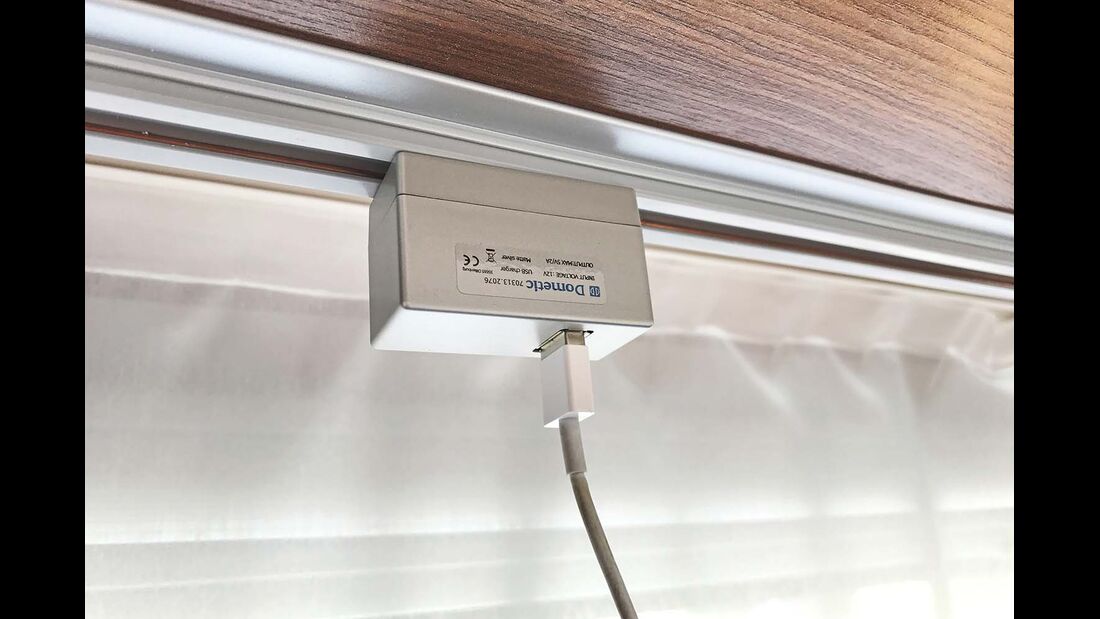 Block mit USB-Ladedose lässt sich in die Lichtschienen einhängen beim Dethleffs Nomad 540 ER