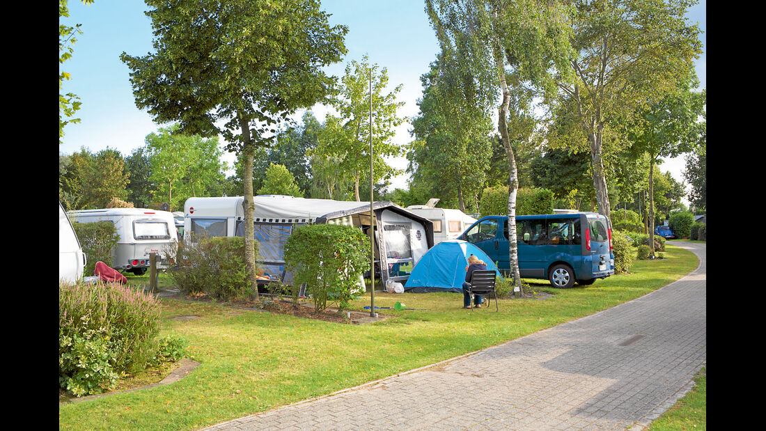 Camping am Emsdeich: gepflegte Anlage an einem Naturbadesee.