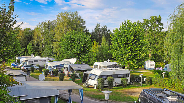 Campingplatz, Parzellen, Caravans, grüne Naturumgebung, Vorzelte