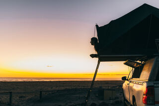 Dachzelt-Romantik Camping mit Sonnenuntergang