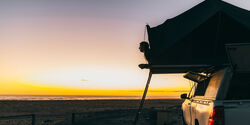 Dachzelt-Romantik Camping mit Sonnenuntergang