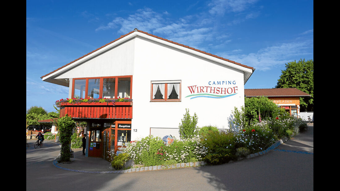 Das Haupthaus und das Restaurant von Camping Wirtshof.