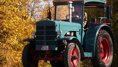 Das Hofgut Hopfenburg beherbergt nicht nur seltene Haustierrassen, hier versieht auch ein historischer Traktor seinen Dienst.