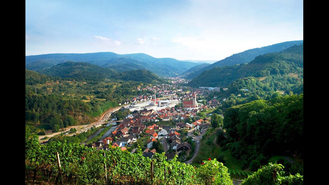 Der Blick von Schloss Eberstein bei Gernsbach auf dicht bewaldete Schwarzwaldhöhen reicht weit ins romantische Murgtal hinein.