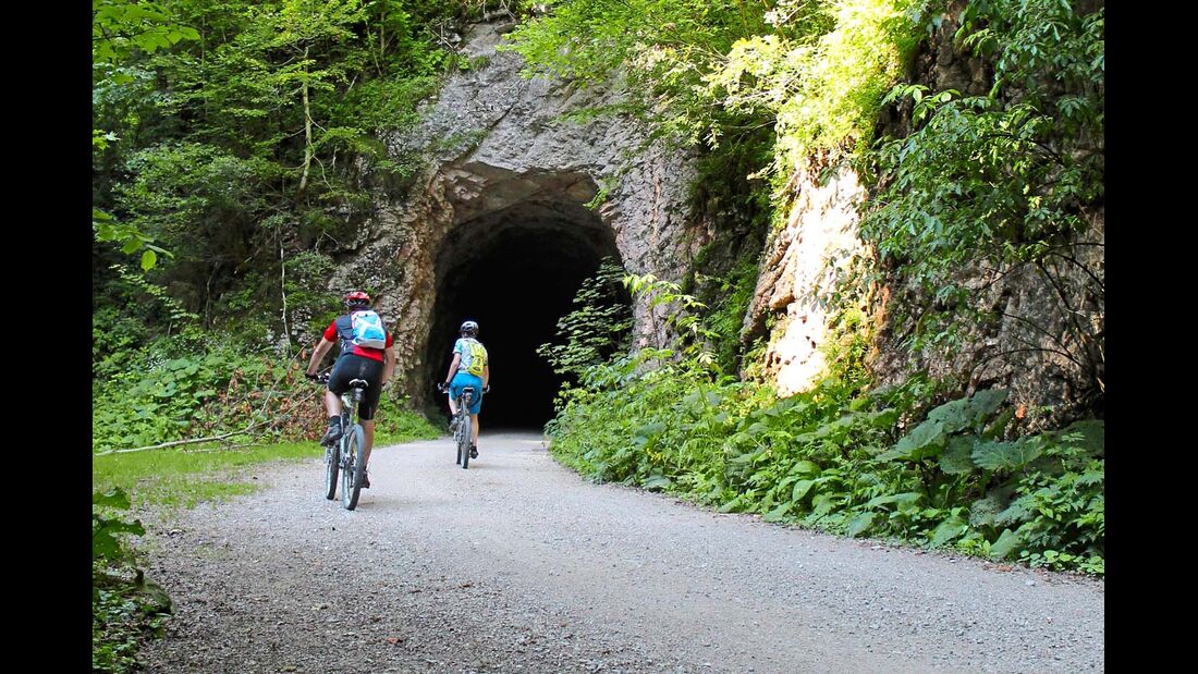 Der Reichraminger Hintergebirgsradweg passiert einige spärlich beleuchtete Tunnels.