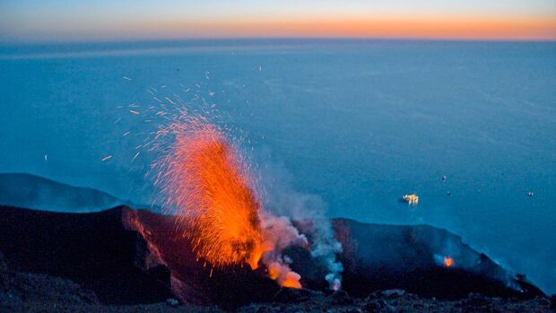 Der aktivste Vulkan Europas spuckt regelmäßig Feuer.