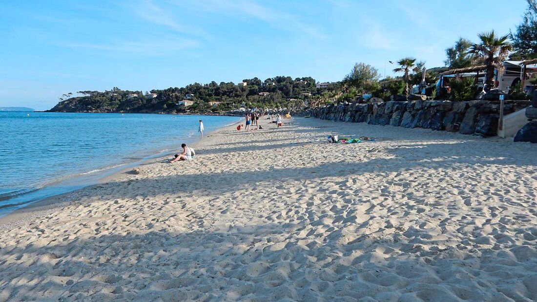 Die Côte d’Azur gehört zweifellos zu den Traumzielen Europas. Dieser Campingplatz besitzt einen schönen Strand mit direktem Zugang vom Platz