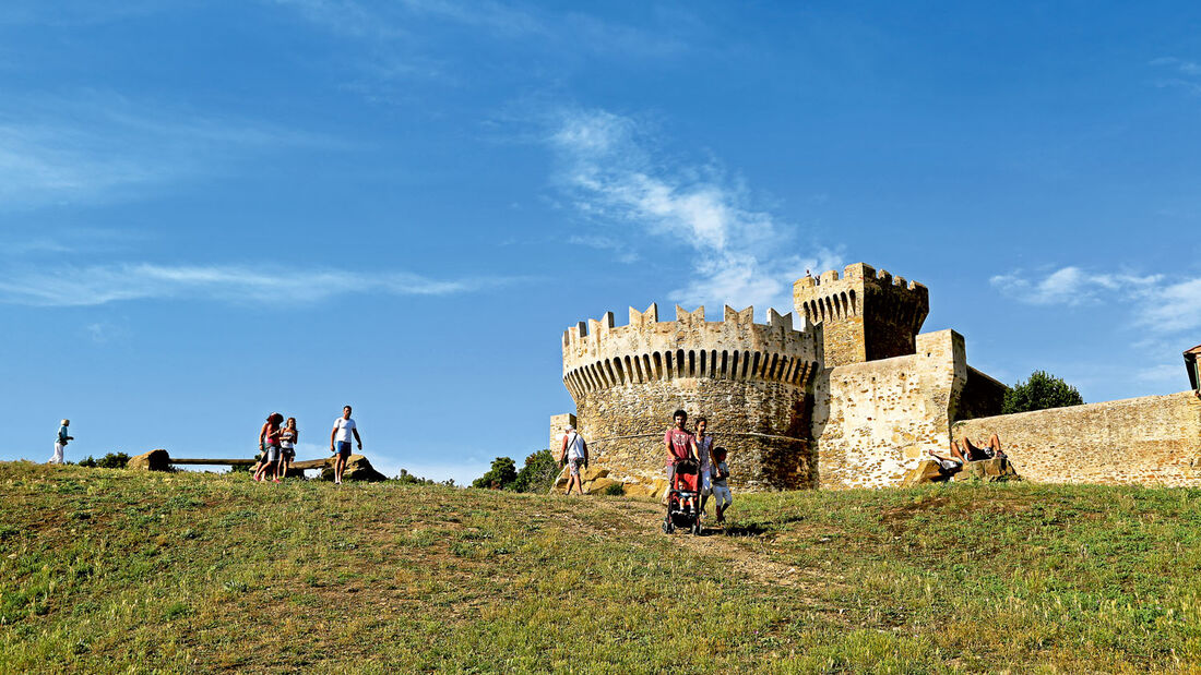 Die mittelalterliche Stadtmauer von Populonia am Golf von Baratti.