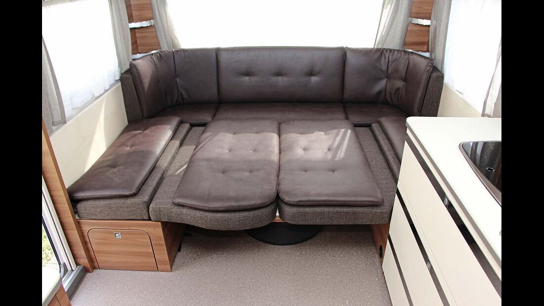 Doppelpolster sorgen für Sitzkomfort, beim Bettenbau müssen sie umgedreht werden beim Dethleffs Nomad 540 ER