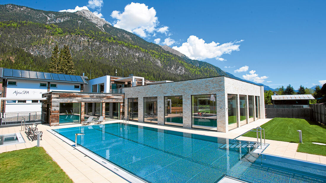 Echter Wellness-Tempel: Das Alpin-Spa neben dem Freibad bietet allen erdenklichen Luxus.
