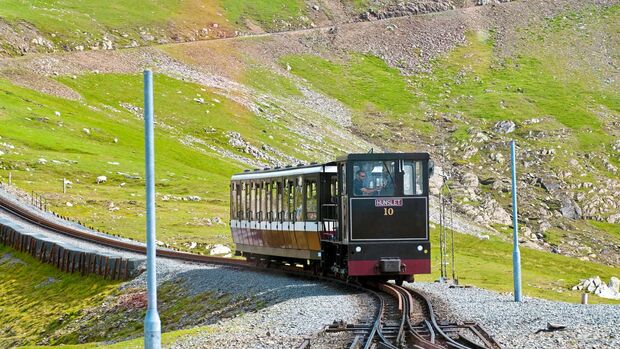 Eine Stunde benötigt die Zahnradbahn Snowdon Mountain Railway für ihre Fahrt auf den 1085 Meter hohen gleichnamigen Gipfel.