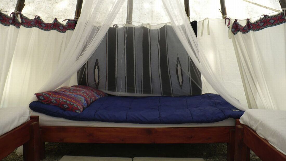 In den Indianerzelten der Goldenwood Lodge schläft man auf richtigen Betten.
