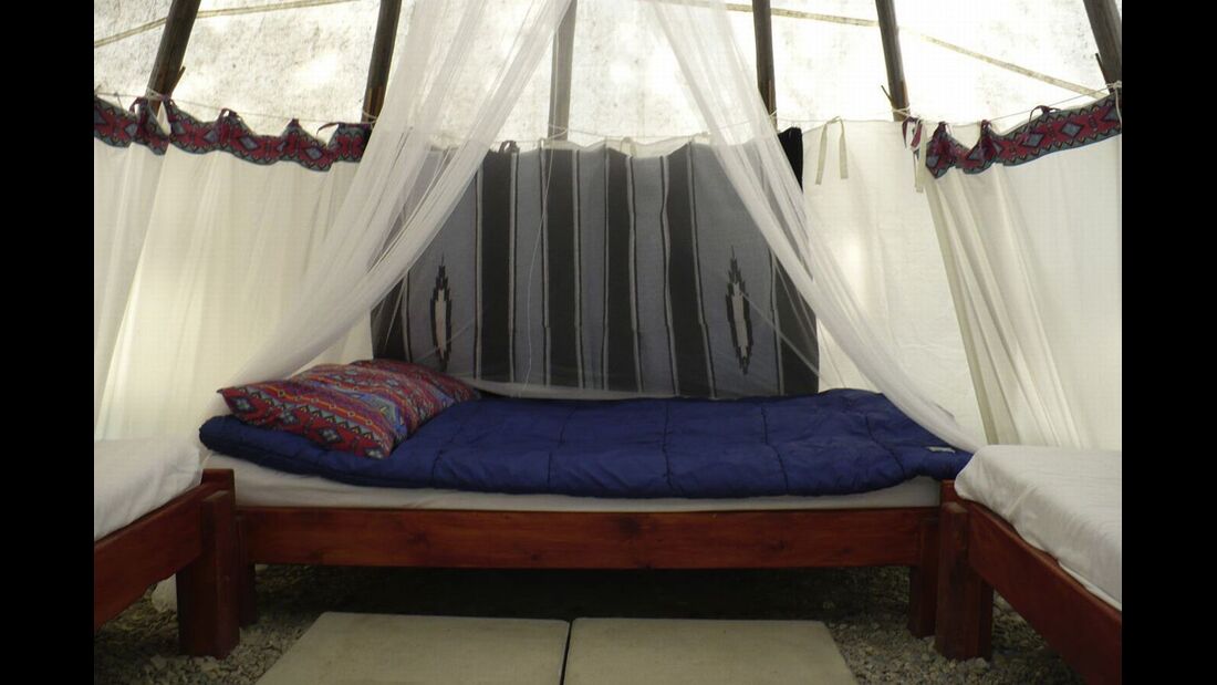 In den Indianerzelten der Goldenwood Lodge schläft man auf richtigen Betten.