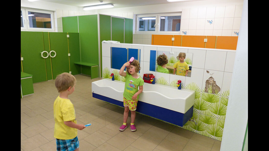 Kinder-Waschbereich und Indoor-Spielplatz sind unter einem Dach.