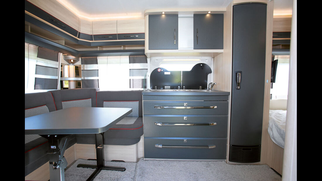 Küchen mit Rollladenelement in den Oberschränken und neuer Kocher-/Spüle-Kombi