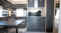 Küchen mit Rollladenelement in den Oberschränken und neuer Kocher-/Spüle-Kombi
