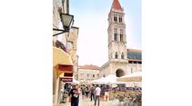 Lebhaftes Treiben am großen Stadtplatz in Trogir zu Füßen der Kathedrale mit ihrem schönen Glockenturm.
