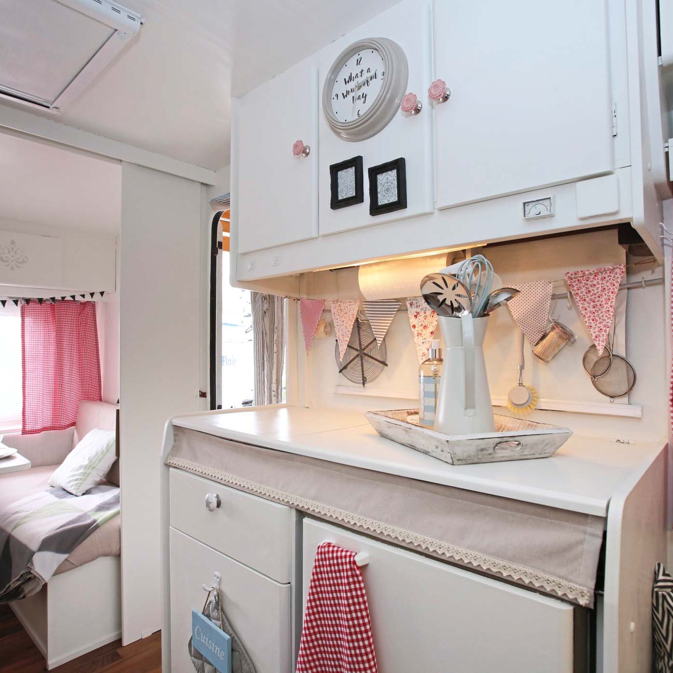 Caravan-Möbel mit Lack, Sprühgummi und Folie verschönern