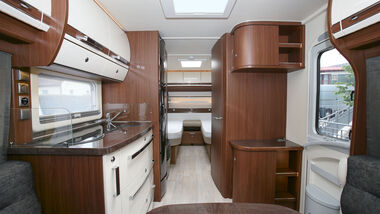 Opal 515 SG: Eines der beliebtesten Modelle in der Caravan-Welt besteht momentan aus Rundsitzgruppe und Einzelbetten. Die Küche ist hier auch besonders gut ausgestattet.