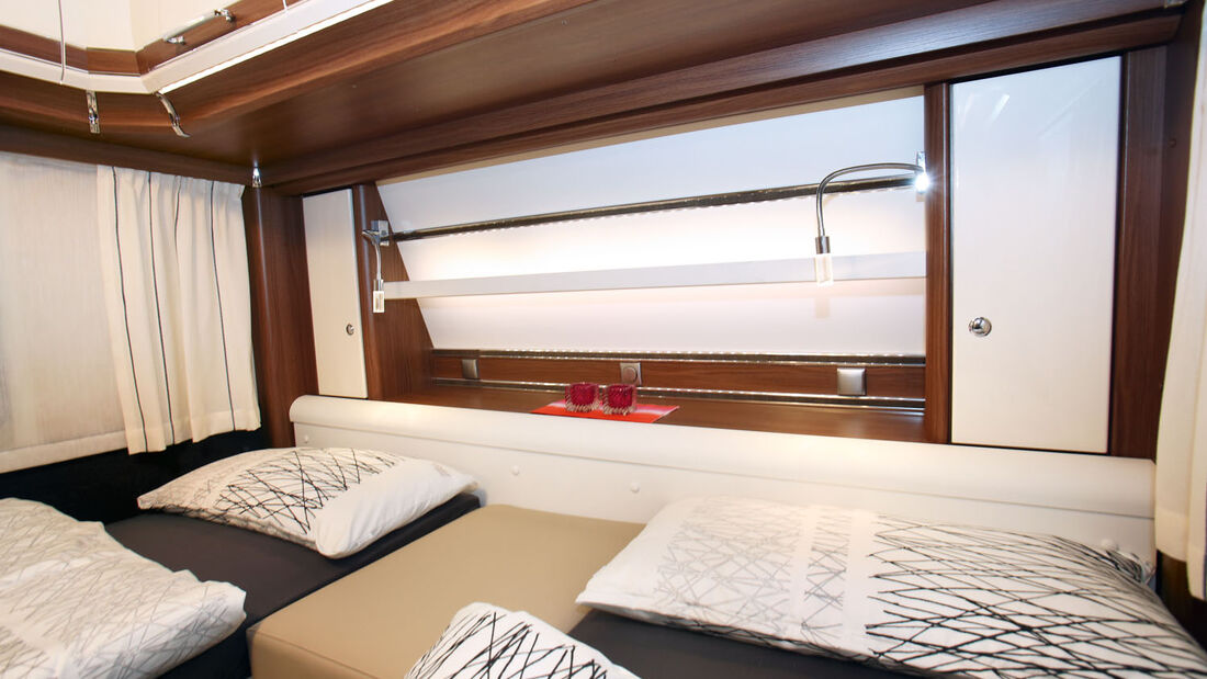 Opal 515 SG: neues, hübsches Regal im Kopfbereich des Schlafzimmers mit den komfortablen Einzelbetten.