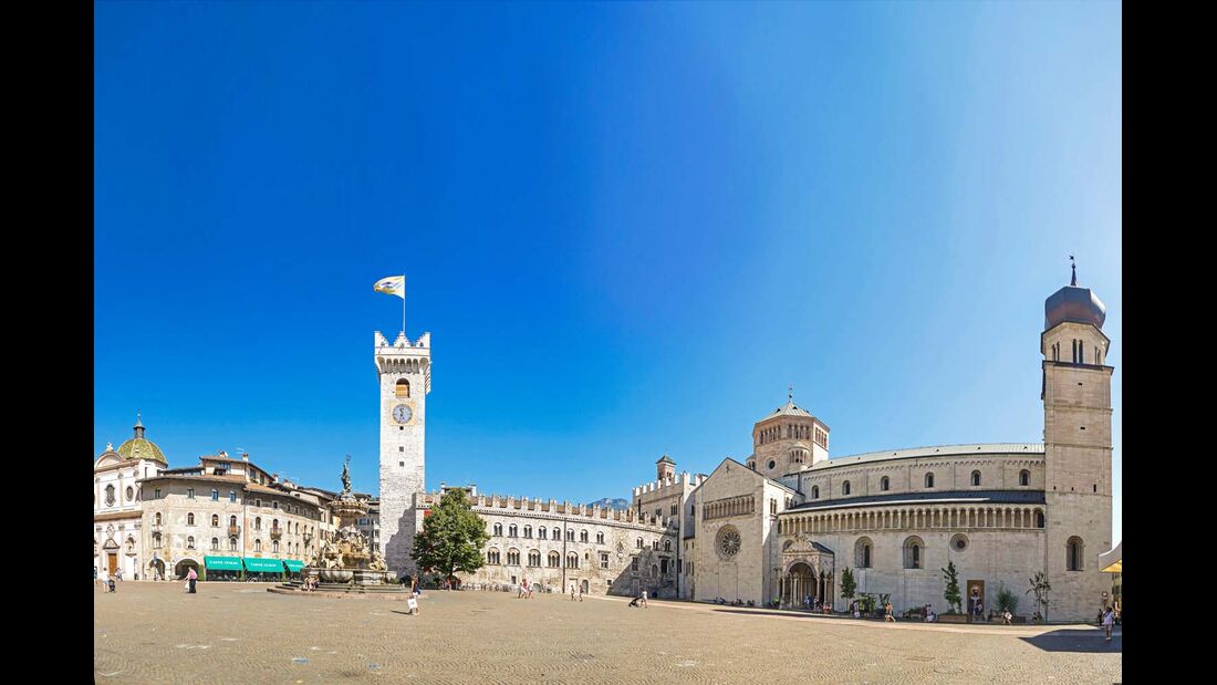 Piazza Duomo mit Neptunbrunnen im Zentrum von Trient