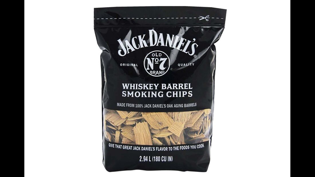 Räucherwerk. Die Smoking Chips von Jack Daniel’s verleihen dem Grillgut ein Whiskey-Aroma. Die in Wasser getränkten Chips einfach in den Gas- oder Kohlegrill streuen. Preis: 14 Euro für knapp drei Kilogramm.