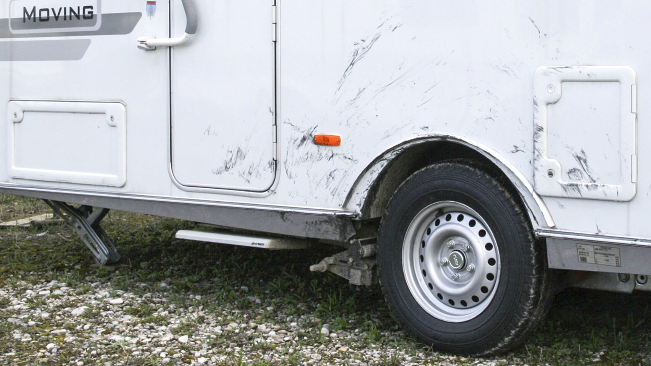 Reifenpanne mit Caravan und Pkw: Caravan aufbocken, Reifen wechseln