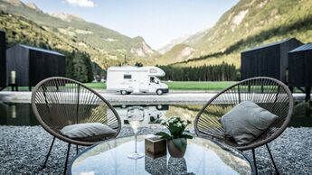 Sangold Camping in Südtirol. Bilder des Campingplatzes und des zentralen Gebäudes.