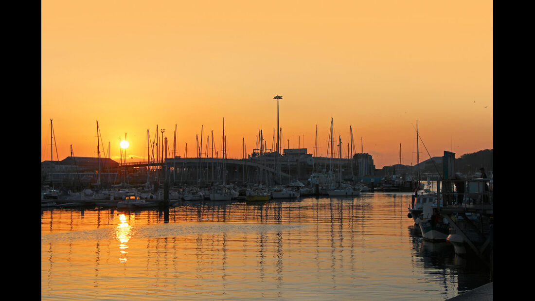 Sonnenuntergang ueber dem Hafen von Boulogne-sur-Mer.
