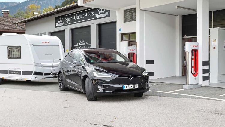 Zugwagen Tesla Model X Mit Dem Elektroauto Durch Die Alpen Caravaning
