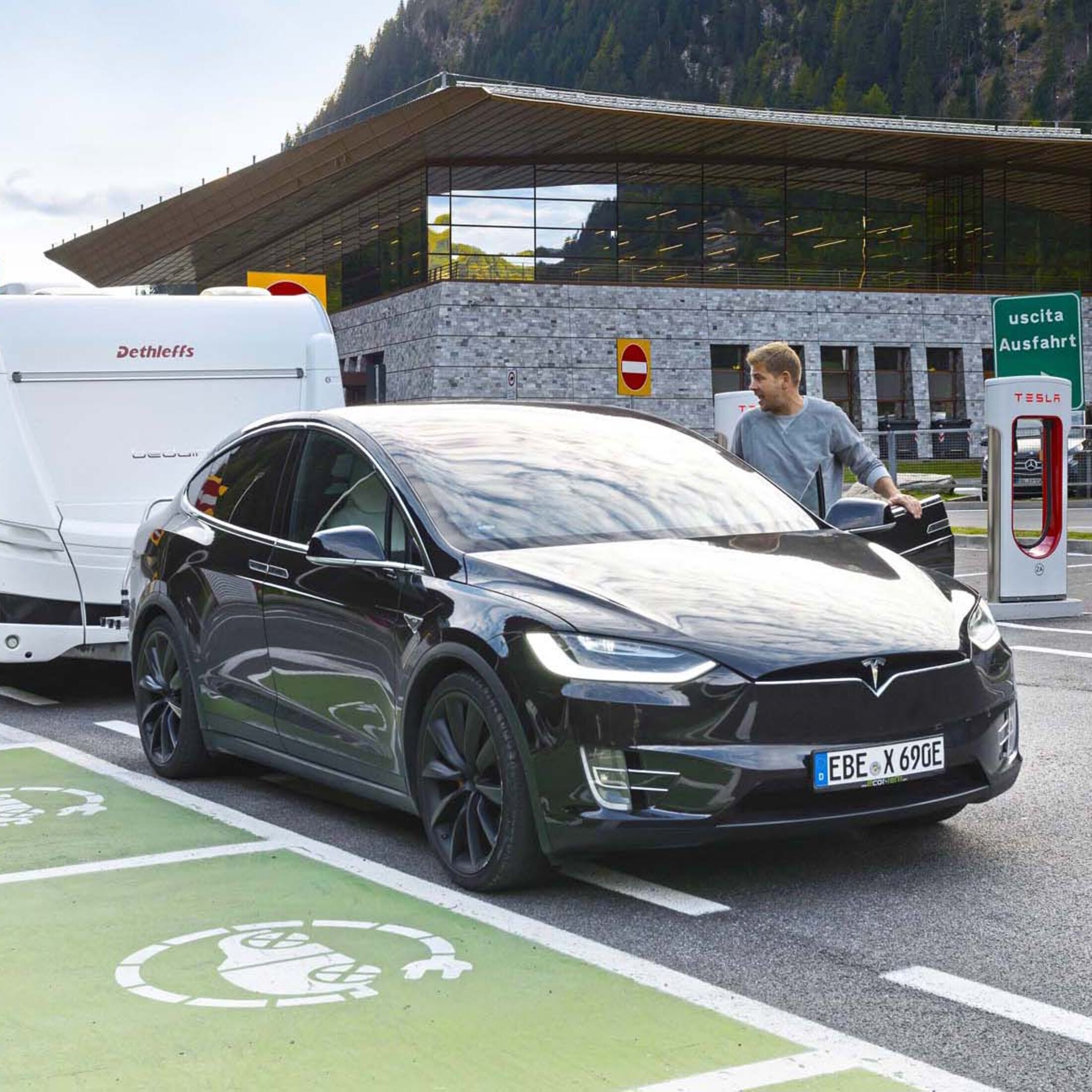 Zugwagen Tesla Model X: Mit dem E-Auto durch die Alpen