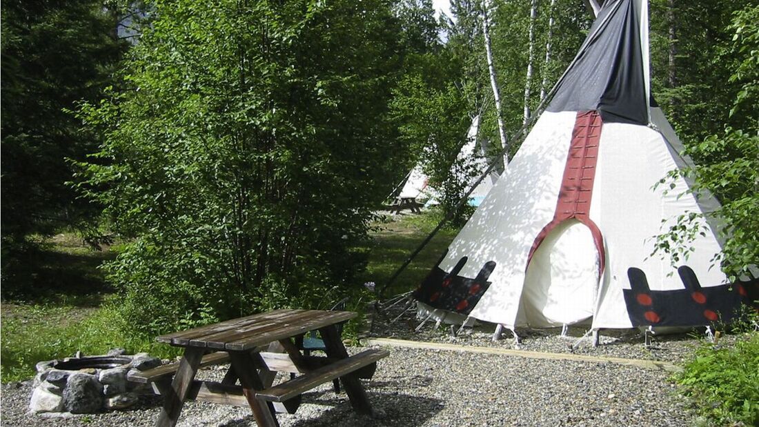 Tipi auf dem Geländer der Goldenwood Lodge in British Columbia in Kanada.