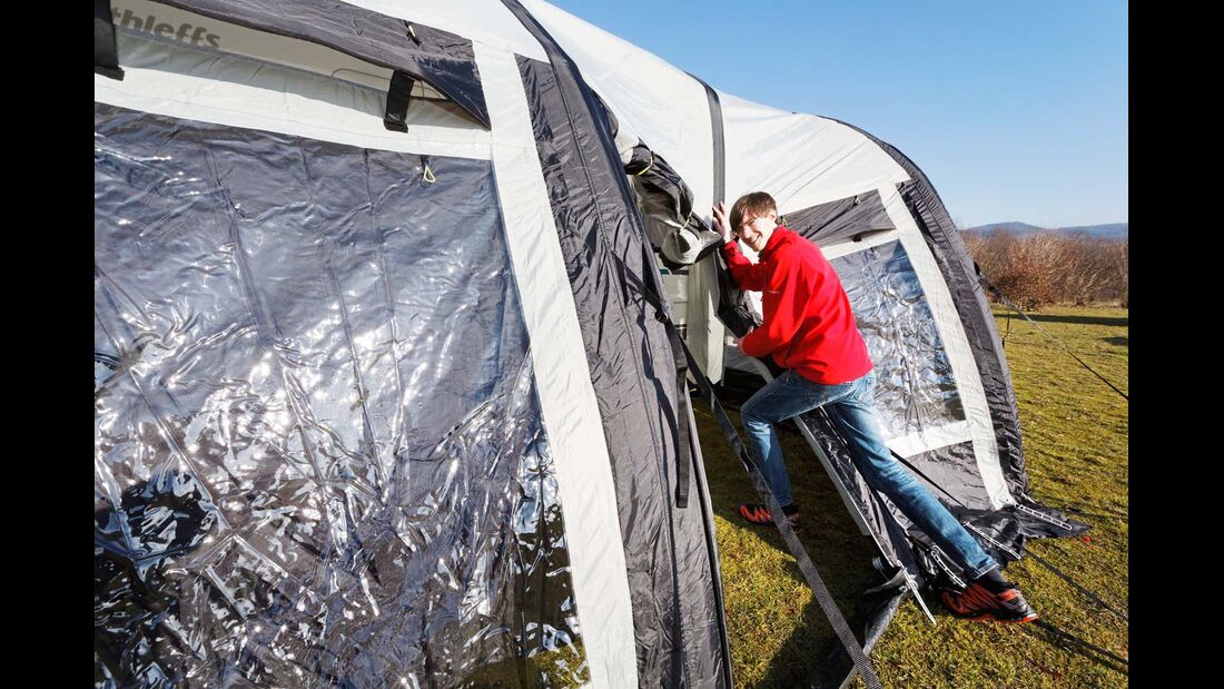 Unter Druck geben die Luftschläuche nach. Lässt die Belastung nach, nimmt das Zelt seine ursprüngliche Form an. 