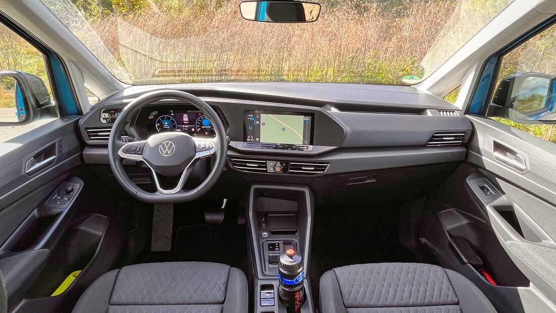 VW Caddy im Zugwagentest Innenraum Front